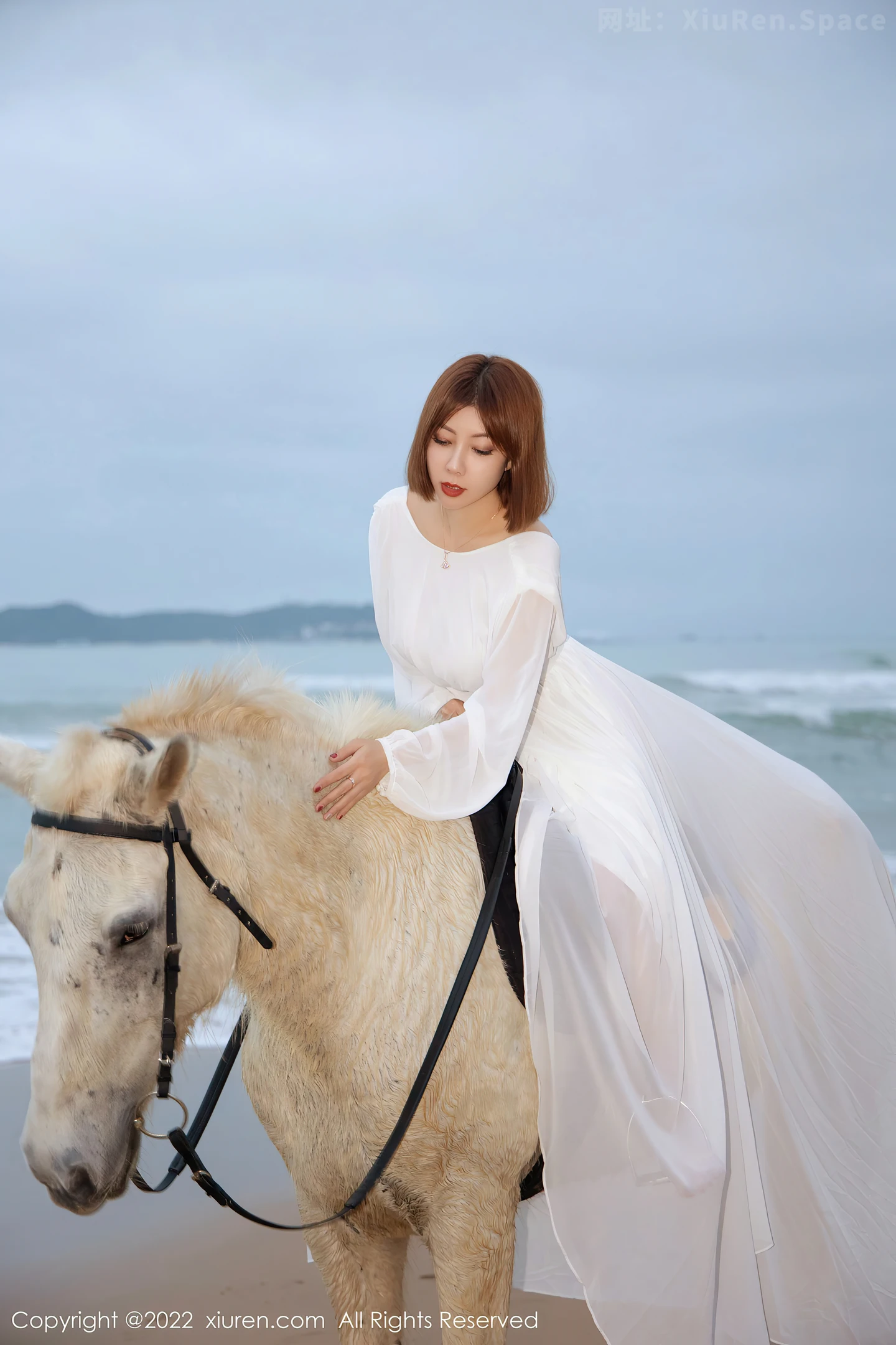 图片[2]-[XiuRen秀人网]VOL.4853 御姐果儿Victoria三亚旅拍沙滩场景白色内衣秀凹凸身材诱惑写真40P-秀人网官方网站